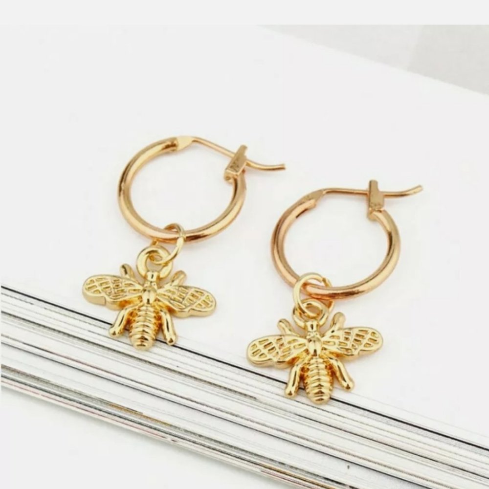 Brand New 18k Bee 🐝 beautiful Gold Stud Earrings - Picture 2 of 9